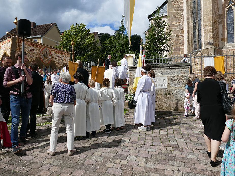 Fronleichnamsprozession durch die Straßen von Naumburg (Foto: Karl-Franz Thiede)